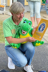 Prophylaxe Assistentin mit Zahnputzkrokodil und Zertifikat