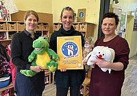 Der Zahnärztliche Dienst überreicht das Zertifikat an die Kitaleitung. Der Zahnärztliche Dienst des Landkreises Oberhavel überreicht das Zertifikat an die Kitaleitung.