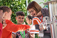 Gesundheitsministerin Nonnemacher demonstriert das Zähneputzen Gesundheitsministerin putzt mit den Kindern Zähne